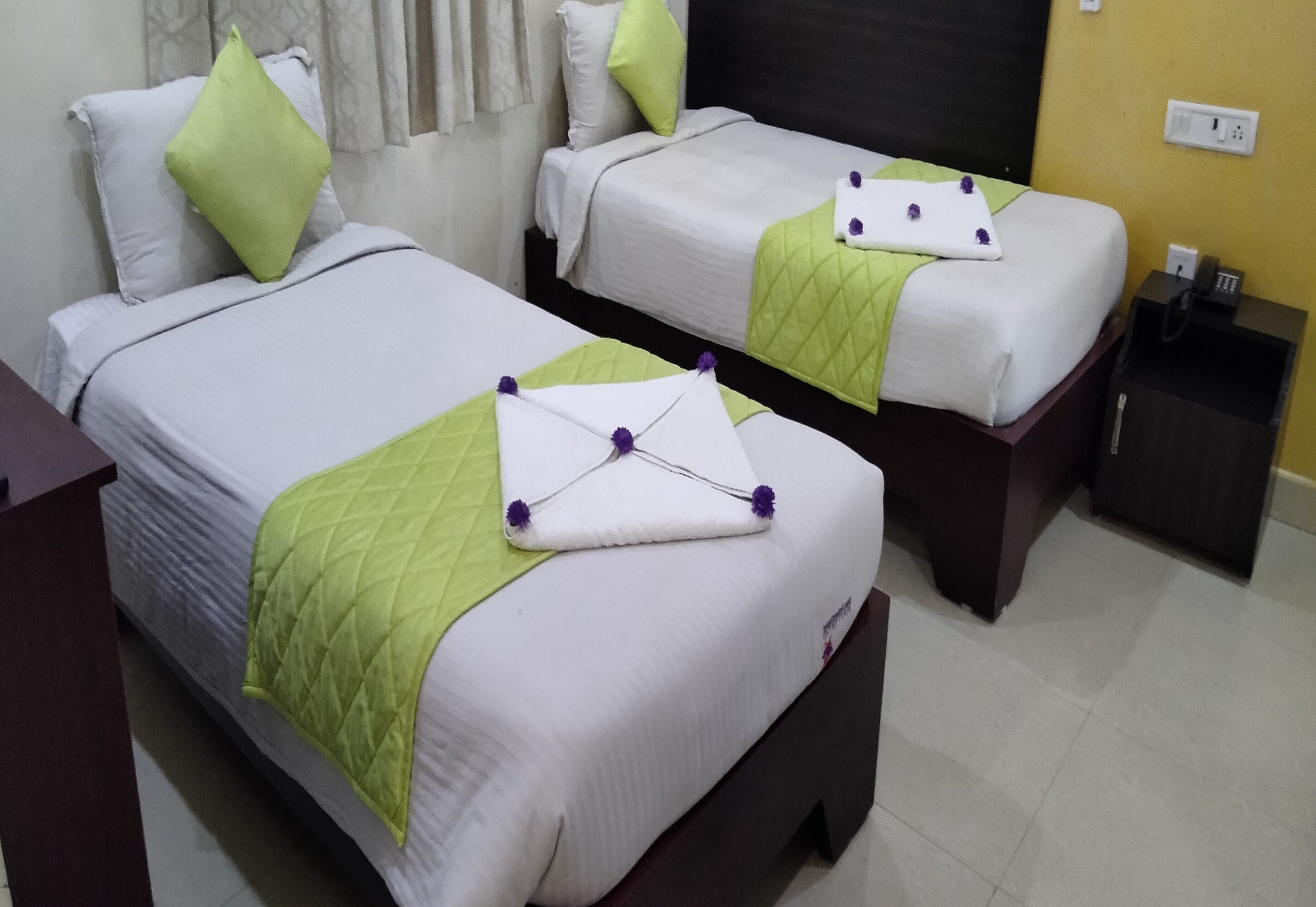 Escritorio, wifi gratis y ropa de cama 