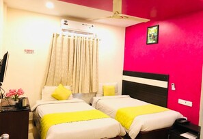 Standard Double Room | Desk, free WiFi, bed sheets