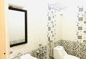 Chambre Double Standard | Salle de bain | Douche, articles de toilette gratuits, serviettes fournies