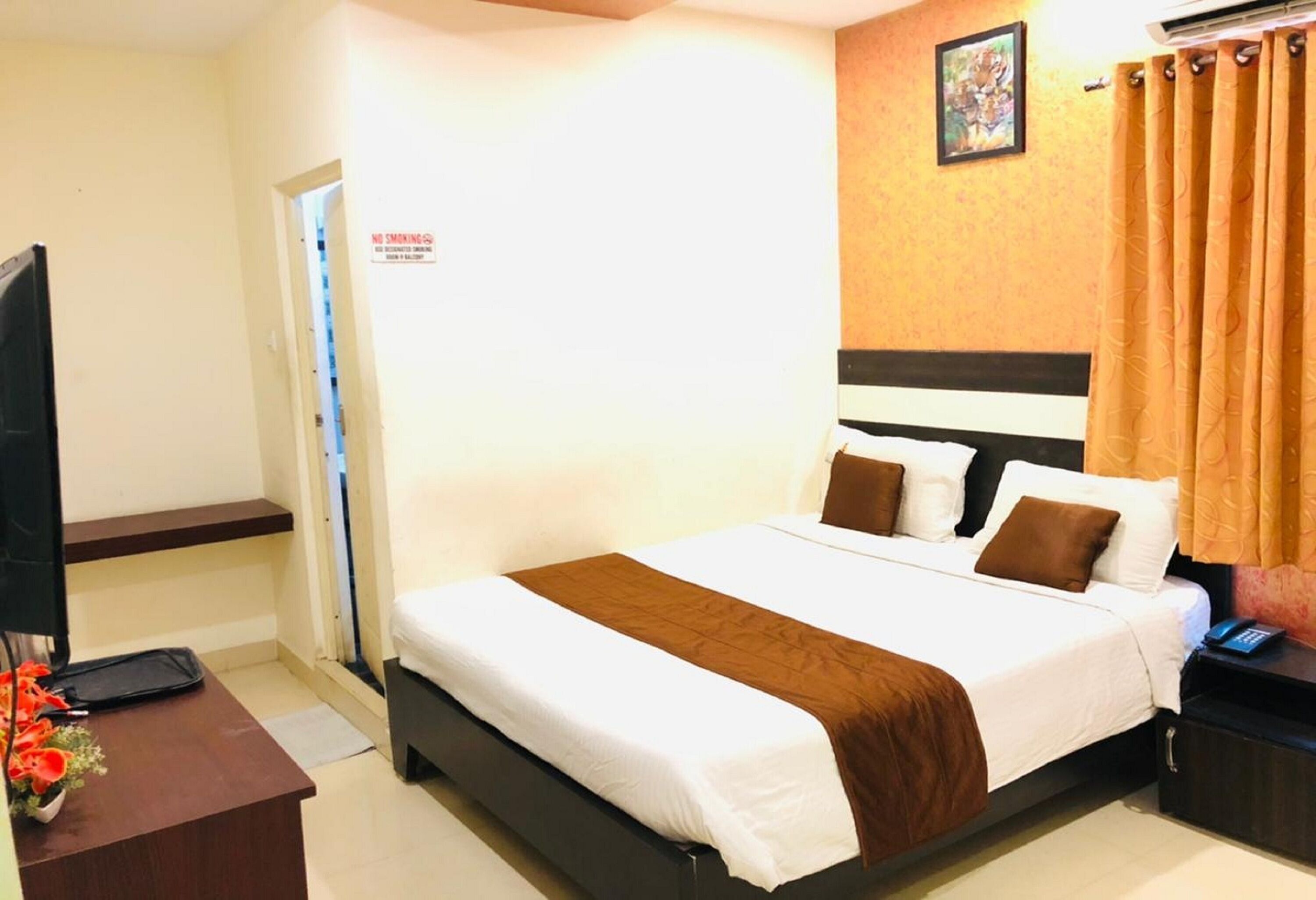 Desk, free WiFi, bed sheets