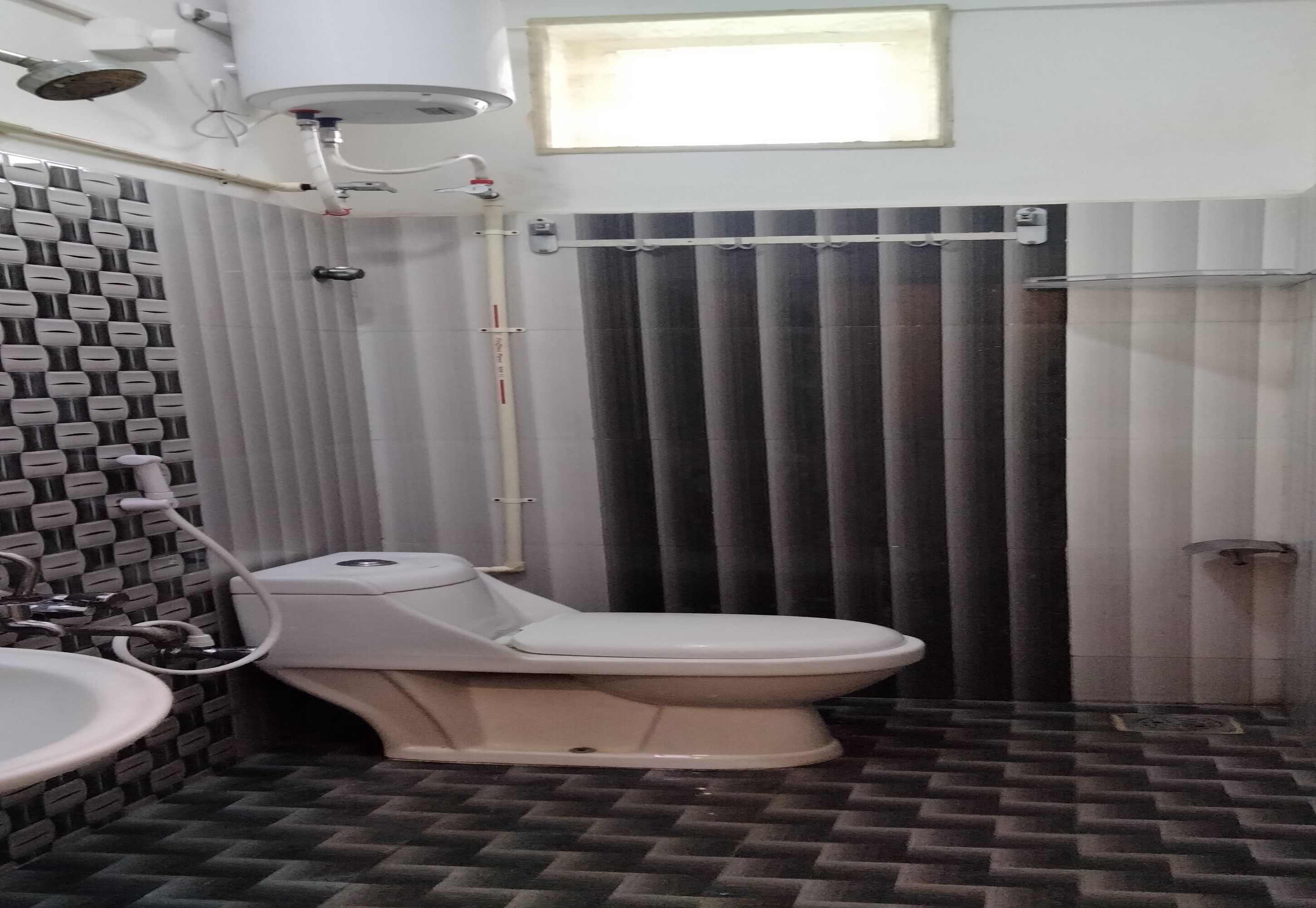 Kamar Twin Standar | Kamar mandi | Shower, perlengkapan mandi gratis,  dan handuk