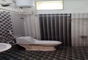 Standard Twin Room | Bathroom | Shower, free toiletries, towels