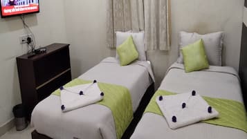 Standard Twin Room | Desk, free WiFi, bed sheets