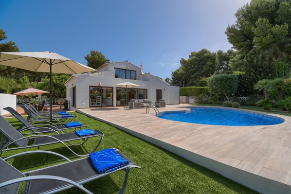 Piscine chauffée, chaises longues