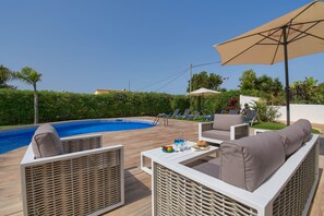 Piscine chauffée, chaises longues