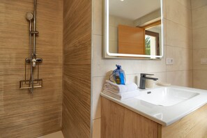 Douche, serviettes fournies