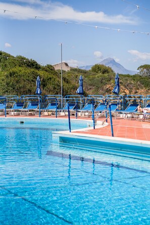 Seasonal outdoor pool, pool umbrellas, pool loungers - Carlton Riviera (Cefalù)