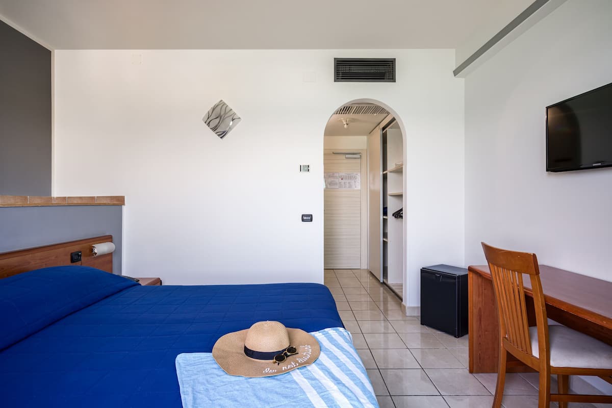 In-room safe, blackout curtains, free WiFi, bed sheets