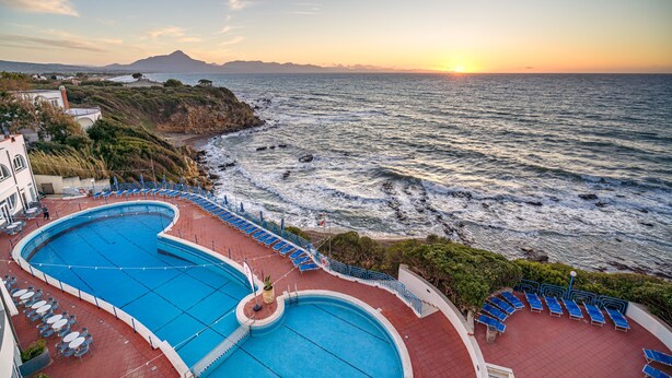 Seasonal outdoor pool, pool umbrellas, sun loungers