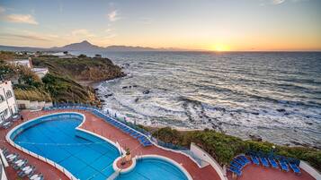 AuĂenpool (je nach Saison geöffnet), Sonnenschirme, LiegestĂŒhle