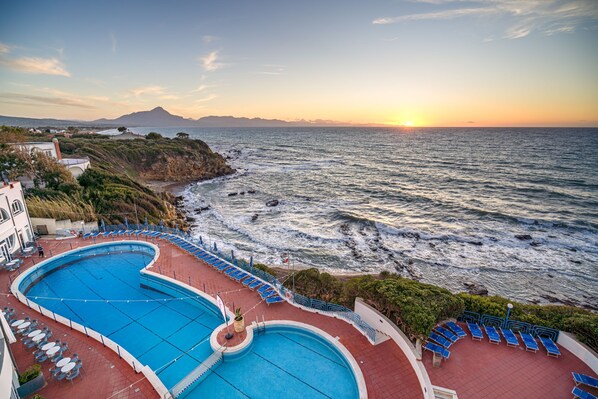 Seasonal outdoor pool, pool umbrellas, pool loungers - Carlton Riviera (Cefalù)