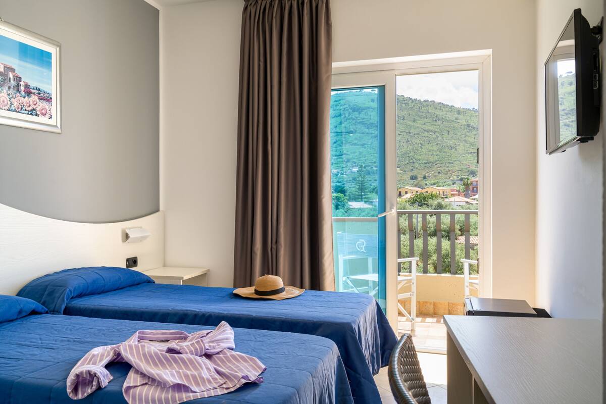 Kamar Double atau Twin Standar | Brankas, tirai kedap cahaya, Wi-Fi gratis, dan seprai linen