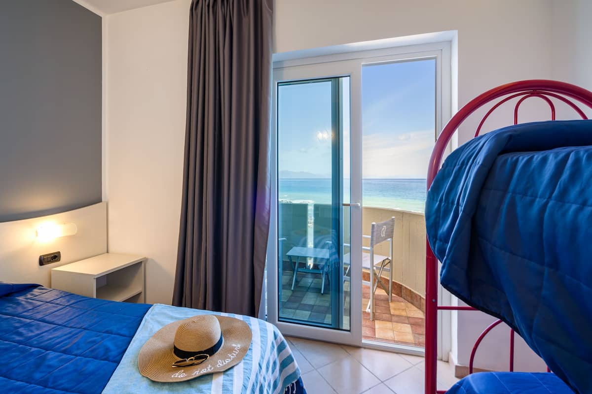 Quadruple Room | In-room safe, blackout curtains, free WiFi, bed sheets