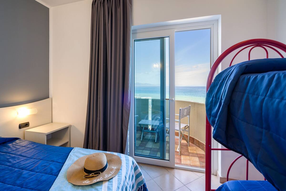 Kamar Quadruple | Brankas, tirai kedap cahaya, Wi-Fi gratis, dan seprai linen