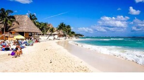 En la playa, camastros y toallas de playa