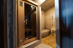 Habitación cuádruple de lujo, 1 habitación, sauna, vistas al mar | Baño | Bañera y ducha independientes y bañera de agua termal