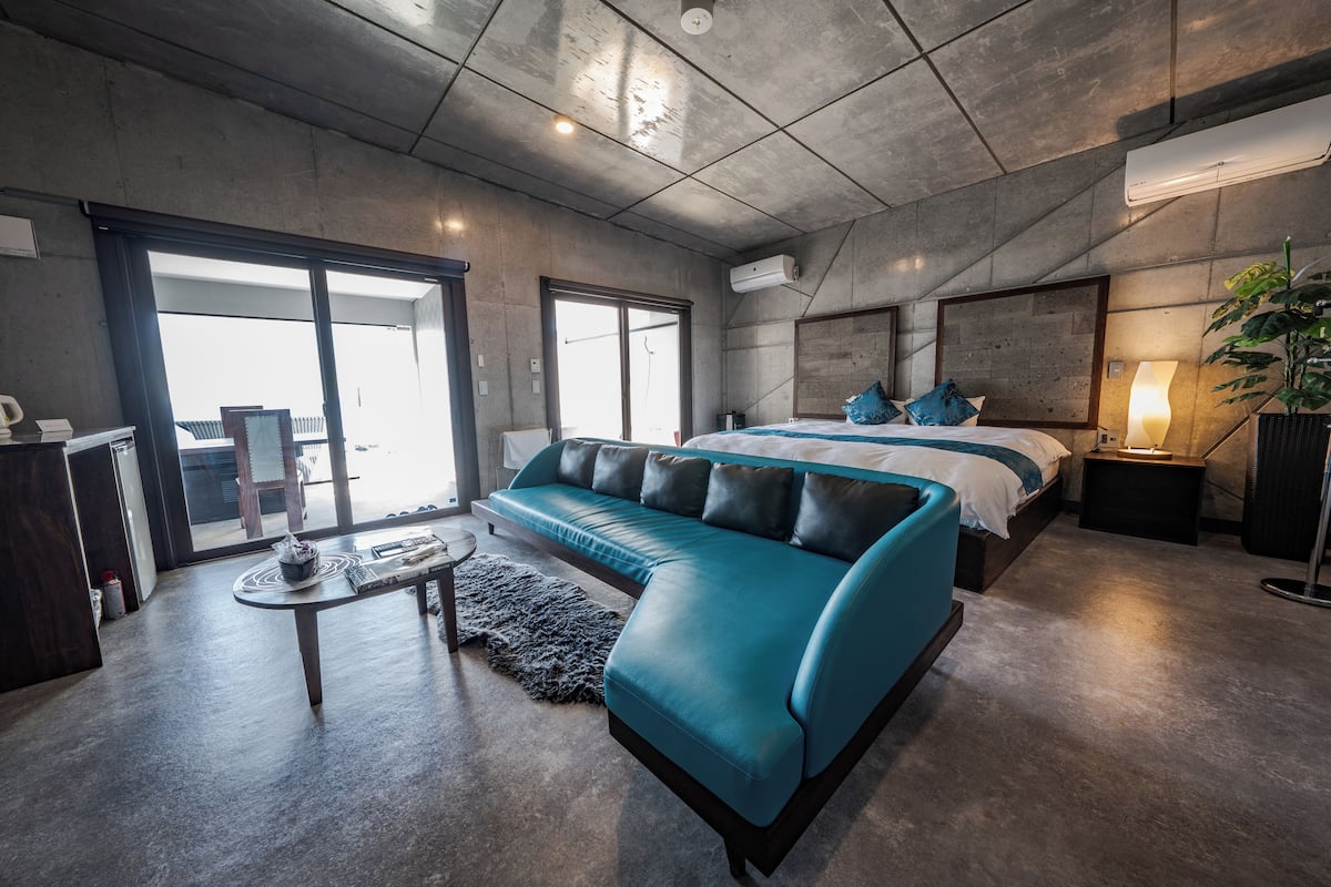 画廊双人房, 1 张特大床, 花园景观 | 羽绒被、免费 WiFi、床单