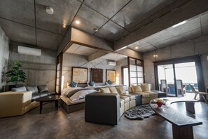 Presidential-Vierbettzimmer, Terrasse, Meerblick | Daunenbettdecken, kostenloses WLAN, Bettwäsche