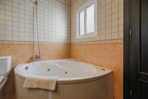 Een bad, een haardroger, handdoeken