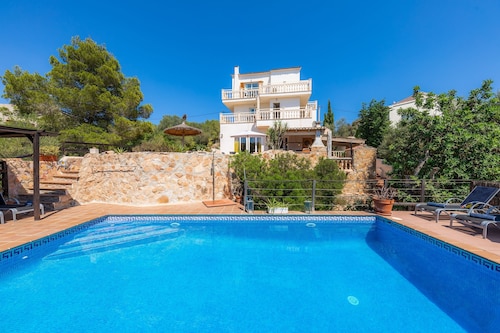 Beautiful Villa Sol near the Sea with Pool & Wi-Fi