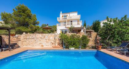 Beautiful Villa Sol near the Sea with Pool & Wi-Fi