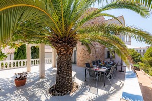 Outdoor dining - Beautiful Villa Sol near the Sea with Pool & Wi-Fi (Cala Figuera)