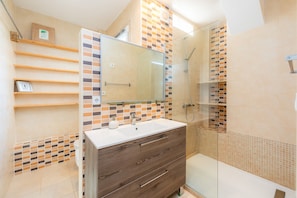 Douche, articles de toilette gratuits, sèche-cheveux