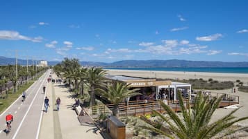 Una spiaggia nelle vicinanze