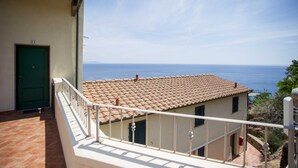 A balcony with a tiled roof overlooking the sea. - RESIDENZA LA SCOGLIERA - MONO N° 6 LA SCOGLIERA (Rio Marina)