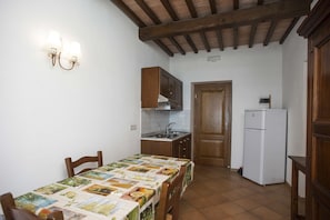 Fridge, cookware/dishes/utensils