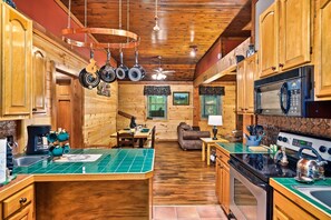 Fridge, microwave, oven, stovetop - ★CREEK-SIDE 1Mile to Dollywood★HotTub★GameRoom★Grill (Sevierville)
