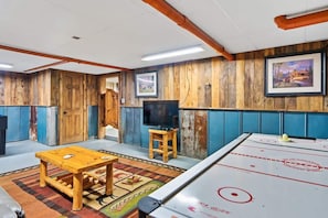Games room - CREEK-SIDE 1 Mi to Dollywood! Hot Tub| BBQ| Game (Sevierville)