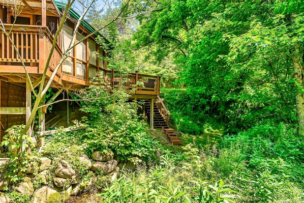 Property grounds - ★CREEK-SIDE 1Mile to Dollywood★HotTub★GameRoom★Grill (Sevierville)