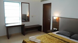 Rollaway beds, free WiFi, bed sheets - Hotel Seasons (Puducherry)