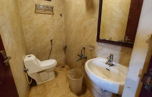 Combined shower/bathtub, towels - Royal Grand (Chennai)