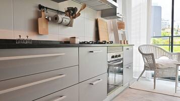 Jääkaappi, mikroaaltouuni, uuni, liesi