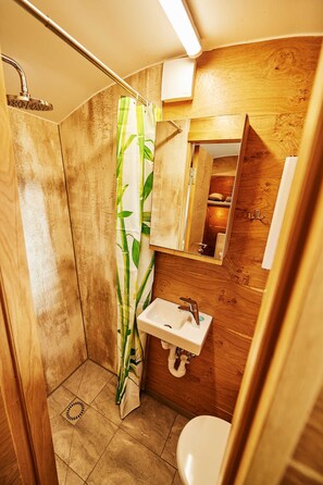 Een douche, handdoeken, toiletpapier