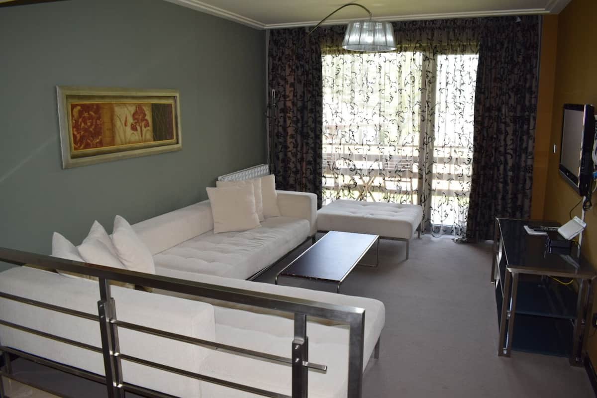 Departamento familiar, 1 cama Queen size y sofá cama, para no fumadores, vista al jardín | Área de sala de estar | Televisión de plasma de 43 pulgadas con canales por cable y televisión