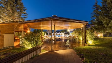 Poolside bar