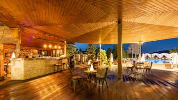 Bar junto a la piscina