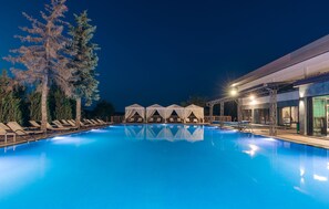 Innenpool, Außenpool, Sonnenschirme, Liegestühle