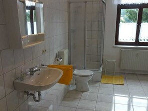 Shower, hair dryer, towels, soap - Ferienwohnung Herrmann (Weischlitz)