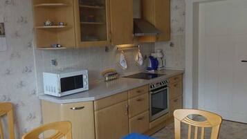 Mikrowelle, Ofen, Geschirrspüler, Hochstuhl