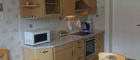 Four Ă micro-ondes, un four, lave-vaisselle, chaise haute