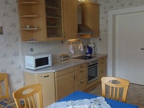 Mikroaaltouuni, uuni, astianpesukone, syöttötuoli