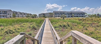 Ocean-View Island Condo w/ Pool: Pets Welcome!