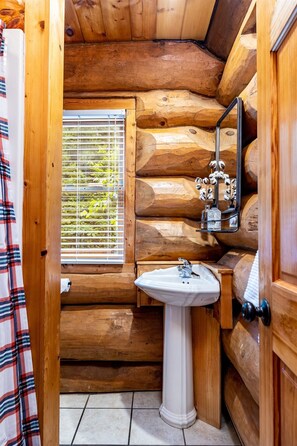 Combined shower/bathtub, hair dryer, towels