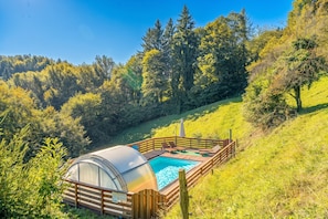 Casa familiar, 2 habitaciones, chimenea, junto a la montaña (Farmhouse Blackberry Pool&Wellness) | Alberca | Alberca al aire libre por temporada