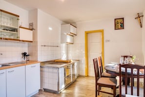 Casa familiar, 2 habitaciones, chimenea, junto a la montaña (Farmhouse Blackberry Pool&Wellness) | Cocina privada | Cafetera y tetera, refrigerador, microondas y horno 