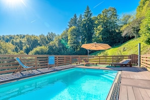 Casa familiar, 2 habitaciones, chimenea, junto a la montaña (Farmhouse Blackberry Pool&Wellness) | Alberca | Alberca al aire libre por temporada 